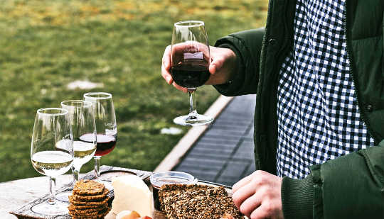 Wine With Food May Lower Type 2 Diabetes Risk wine with dinner is good for health 3 17